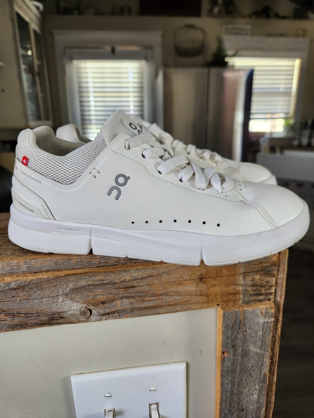 On Cloud The Roger Advantage White Leather Sneakers  Women's 7.5 Sanitized